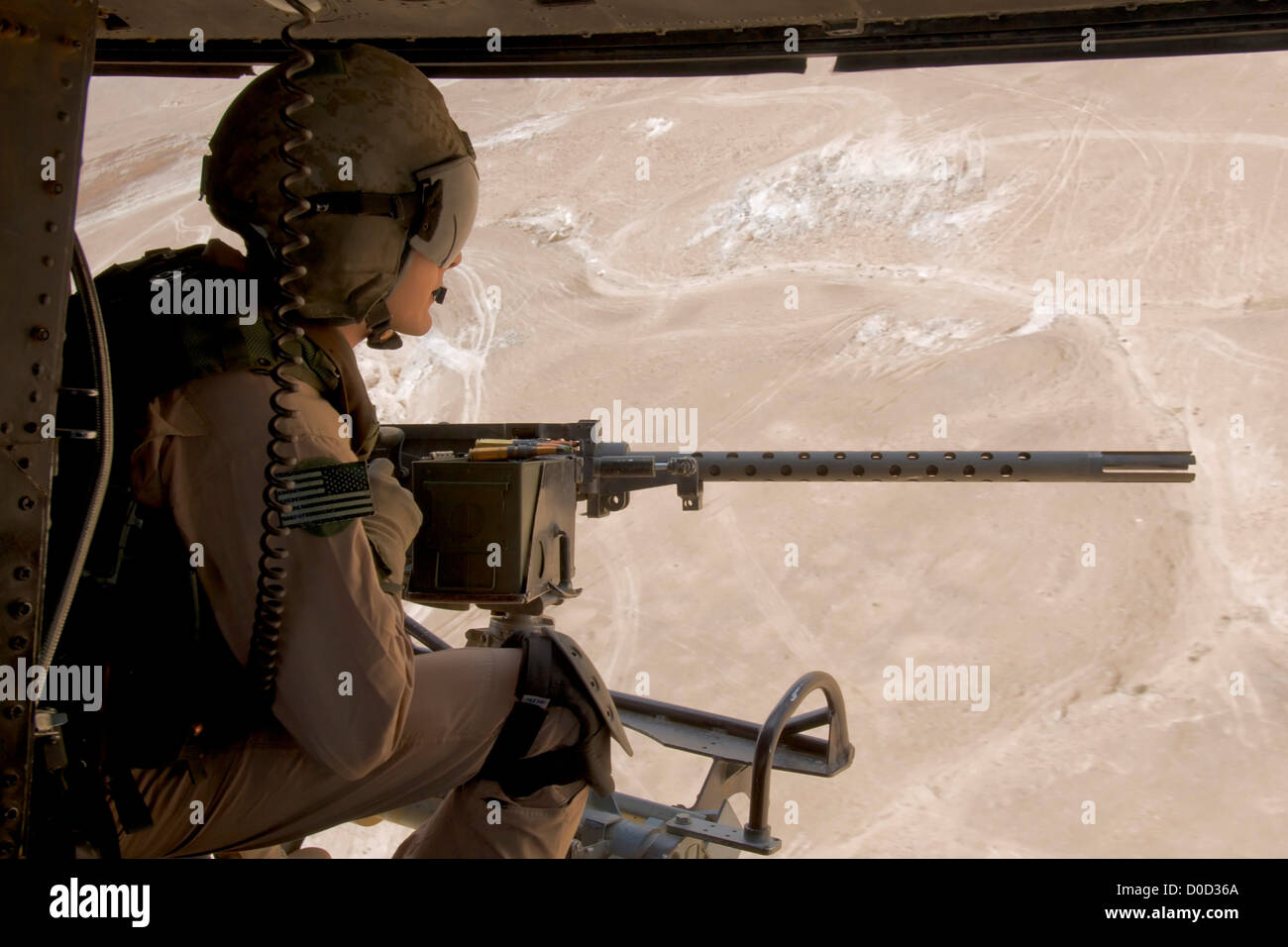 Une porte de l'US Marine Corps Gunner balaie le sud Paysage Haditha Irak derrière M2 mitrailleuse de calibre .50 Au cours de Close Air Support Banque D'Images