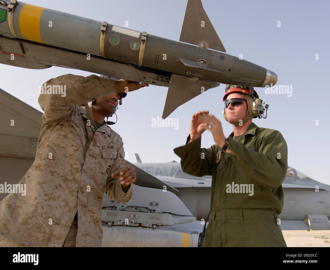 Les techniciens d'armement US Marine Corps Air missile Sidewinder Bras sur F/A-18D Hornet Al Asad Air Base à Al Anbar Province l'Iraq Banque D'Images