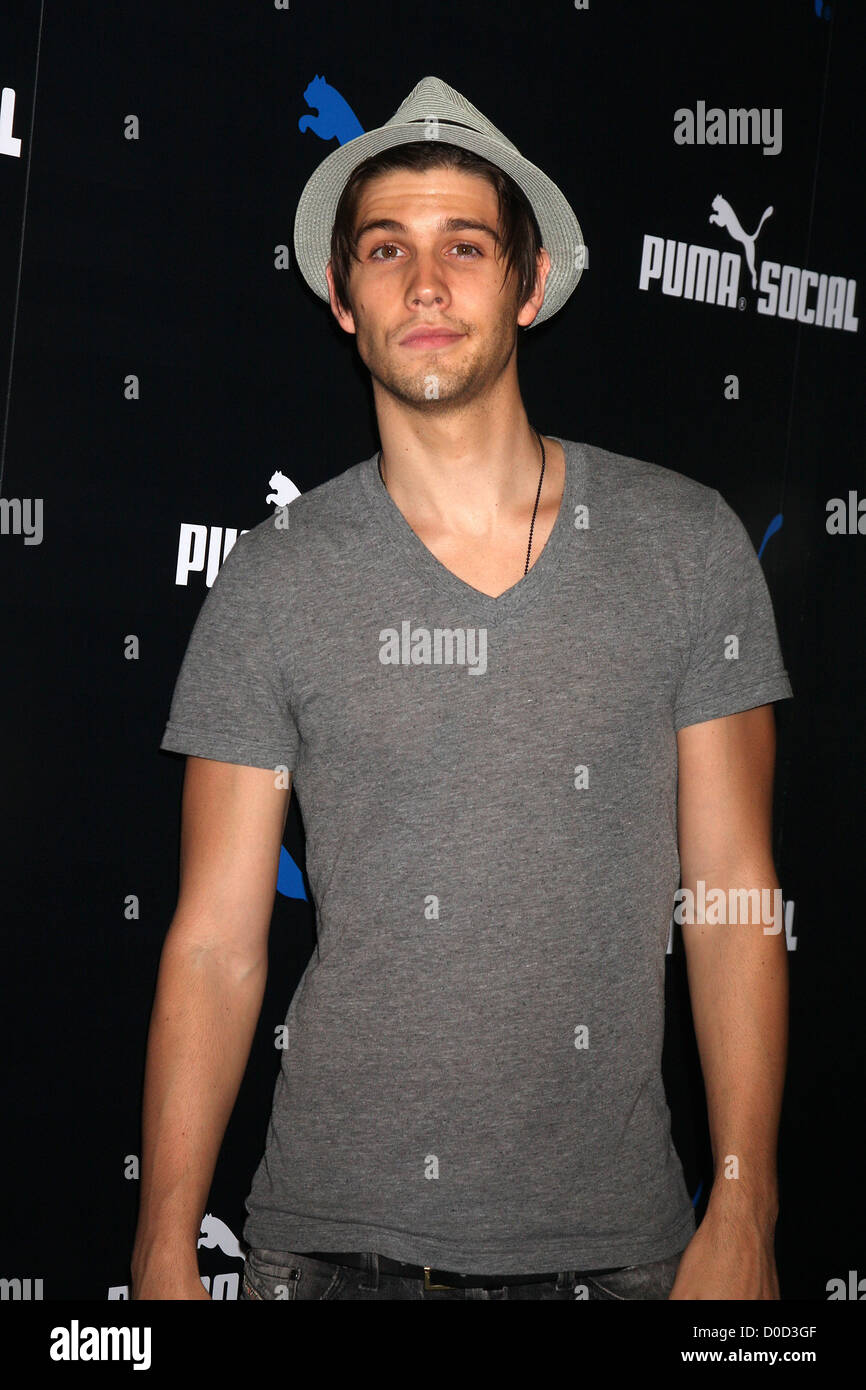 Casey Deidrick le PUMA Social Club la tenue de lancement au coucher du  soleil Towers - Arrivées Los Angeles, Californie - 13.10.10 Photo Stock -  Alamy