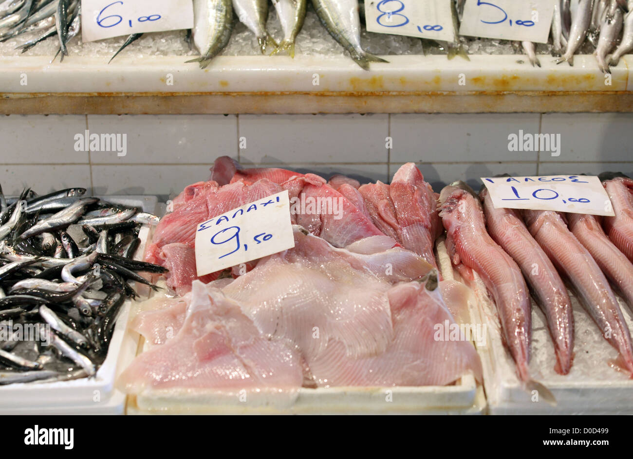 Poisson frais en vente au marché au poisson d'Egine, île du golfe Saronique, au sud du Pirée. Banque D'Images