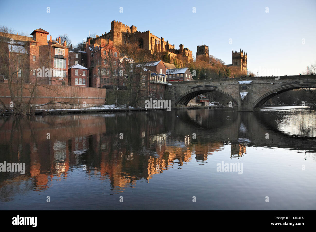 Château de Durham et reflétée dans la Cathédrale, l'usure de la rivière North East England UK Banque D'Images