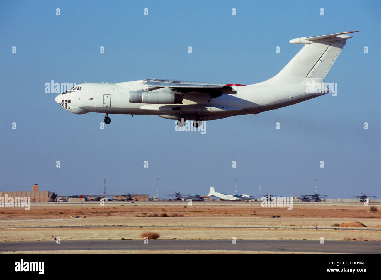 Un Iliouchine IL-76 atterrit à Al Asad Air Base dans la province d'Anbar, de l'Iraq Banque D'Images