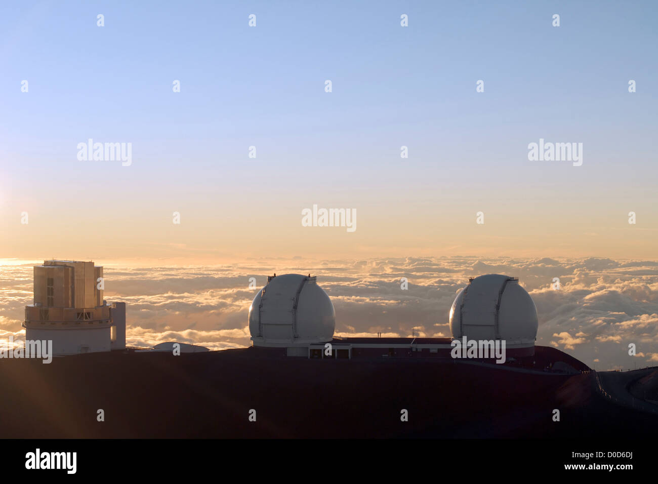 Le télescope Subaru et les deux télescopes de l'observatoire W.M. Keck au-dessus des nuages au sommet de le Mauna Kea à Hawaii Banque D'Images