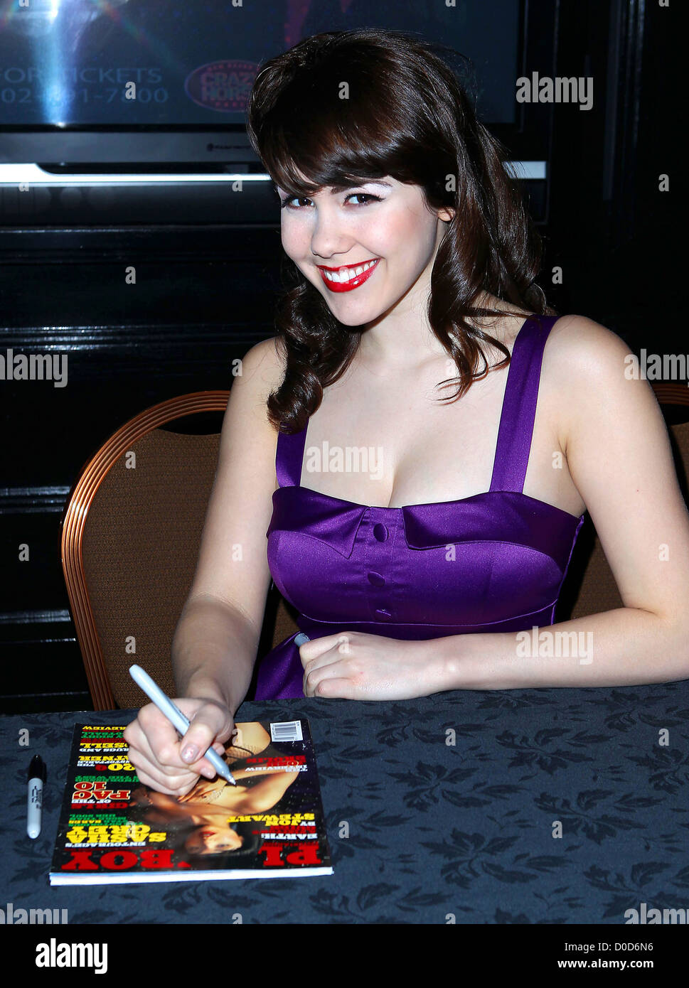 Claire Sinclair, Playboy's Miss Octobre 2010, signe des exemplaires de