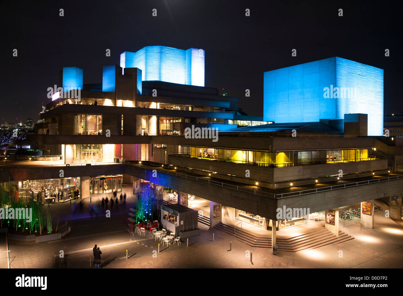 Le Théâtre National, la nuit, Londres, UK Banque D'Images