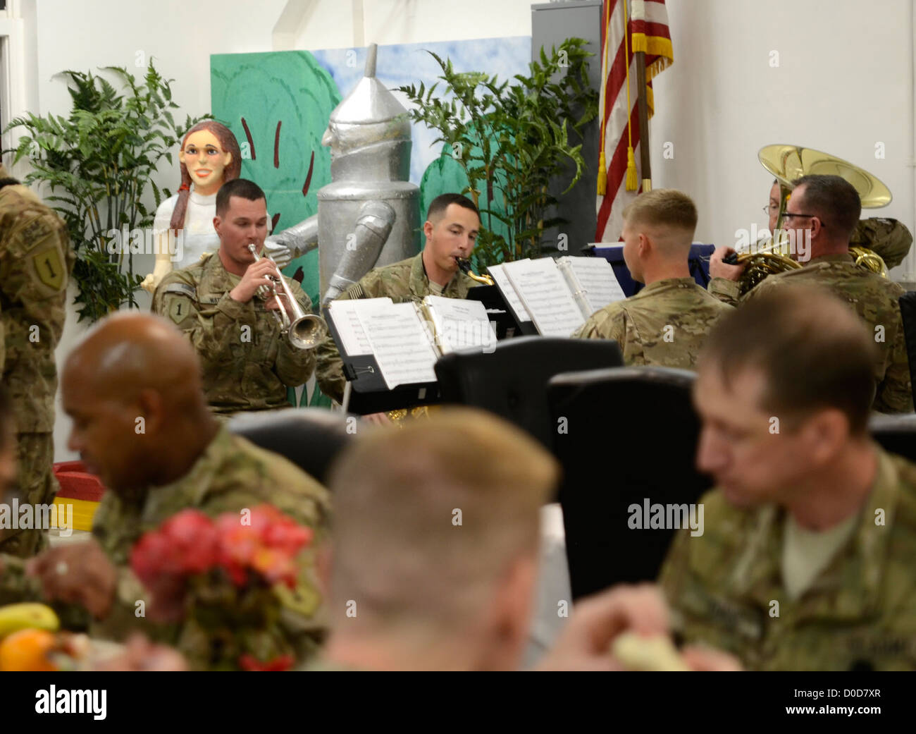 L'Orchestre de 1ère Division d'infanterie Combined Joint Task Force-1 soldats pendant leur dîner le jour de Thanksgiving à l'aérodrome de Bagram, en Afghanistan, du 22 novembre 2012. Banque D'Images