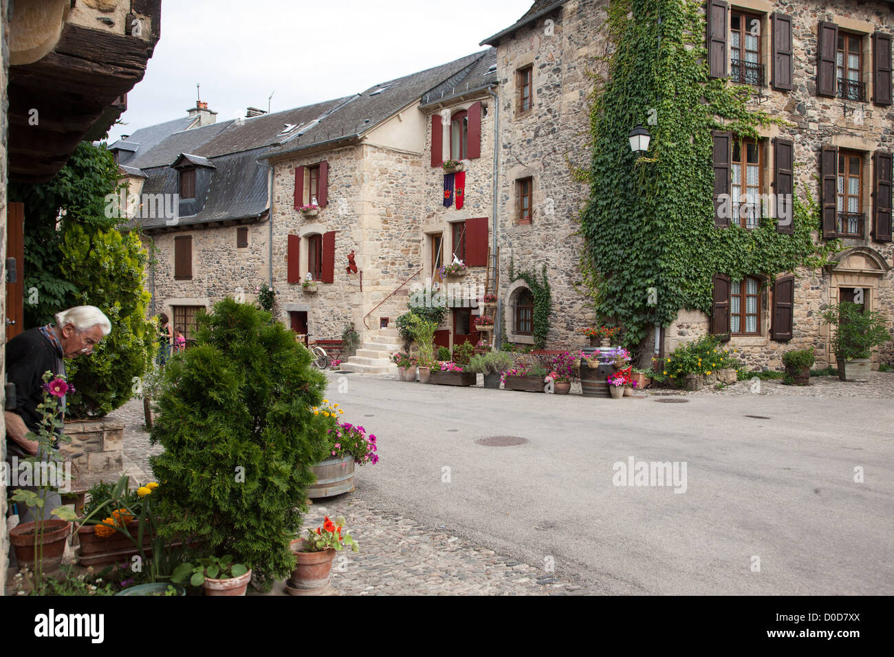 La PLACE DU VILLAGE DE SAINTEEULALIE D'OLT APPELÉE L'UN DES PLUS BEAUX VILLAGES DE FRANCE de l