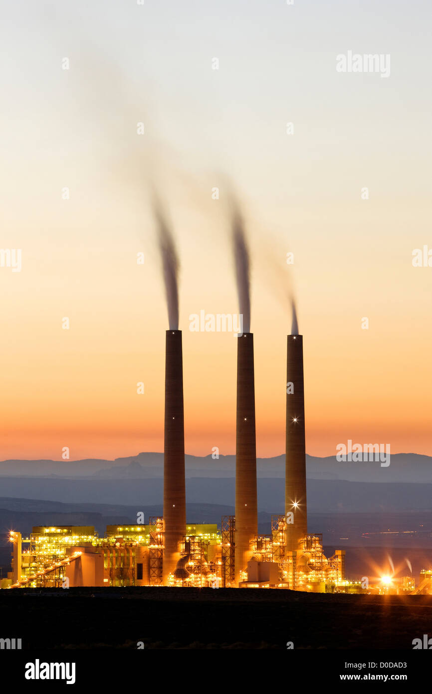 La combustion du charbon Navajo Power Plant at Dusk Banque D'Images