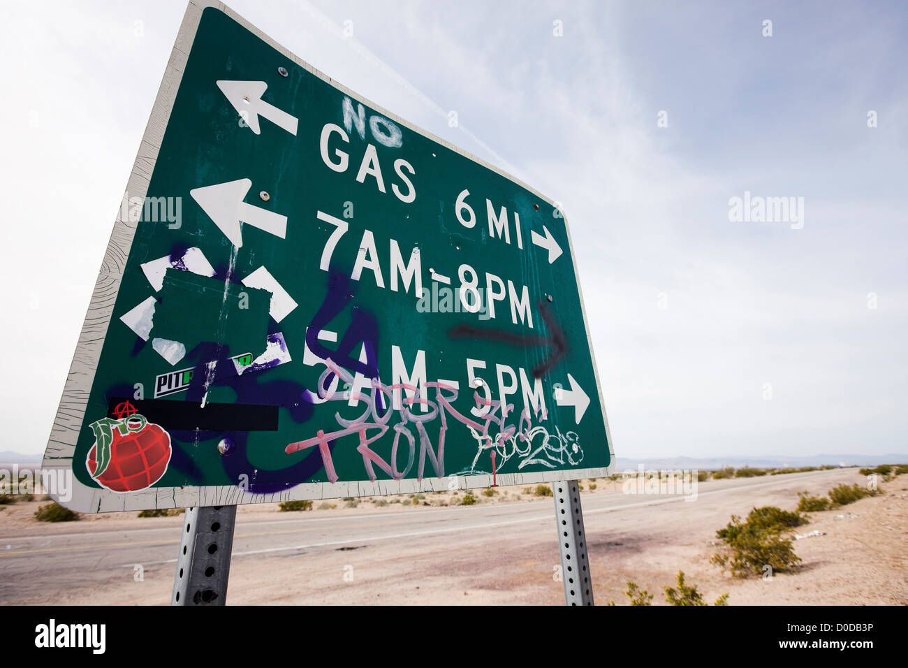 Panneau routier modifié dans le désert californien Banque D'Images