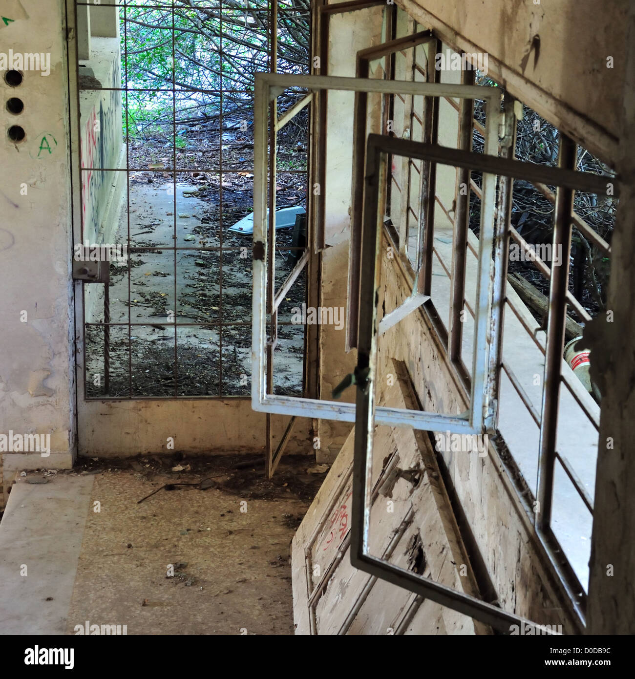 Windows et le cadre de la porte rouillée dans la maison abandonnée de l'intérieur. Banque D'Images