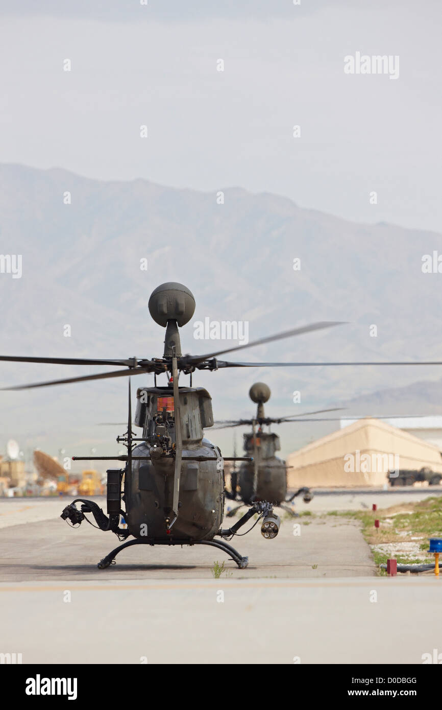 Deux hélicoptères OH-58 Kiowa Warrior à Bagram Air Field Banque D'Images