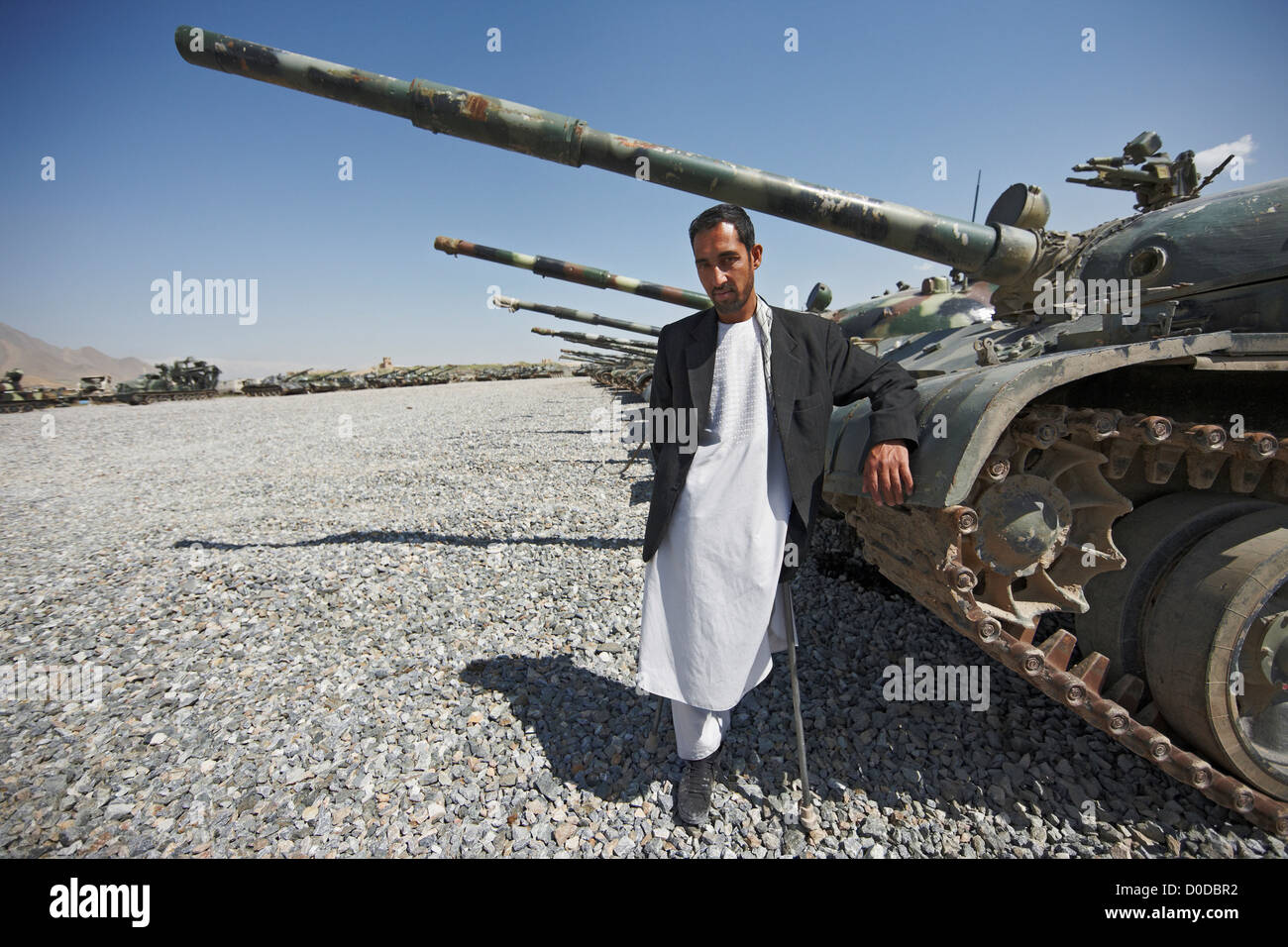 L'homme en Afghanistan et de ligne de chars T-55 Banque D'Images