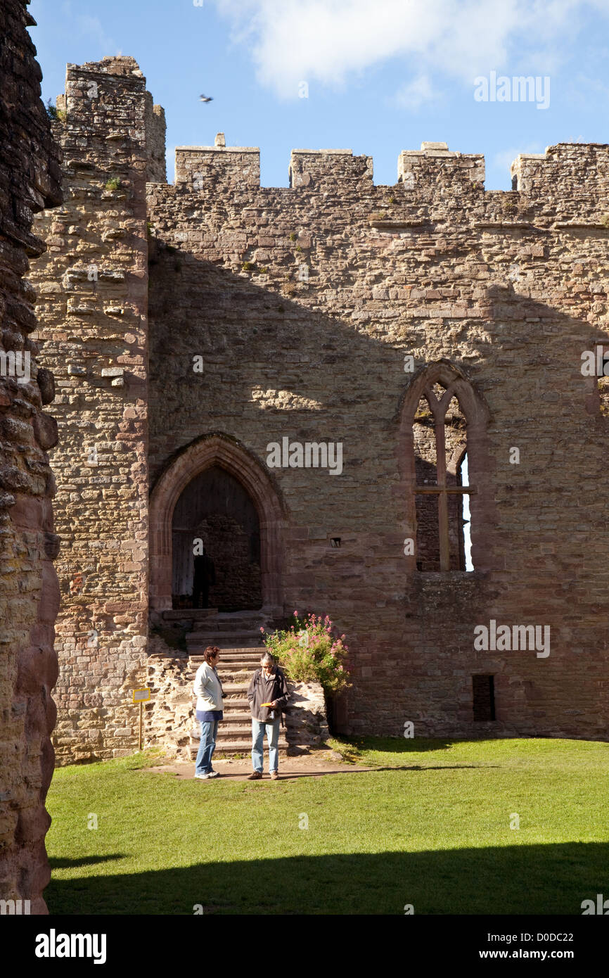 UK tourisme; touristes regardant les ruines du 11th siècle Ludlow intérieur du château, Ludlow Shropshire Royaume-Uni Banque D'Images