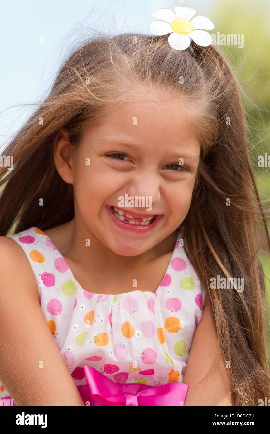 Cute little girl posing sur le playgorund à bright summer day Banque D'Images