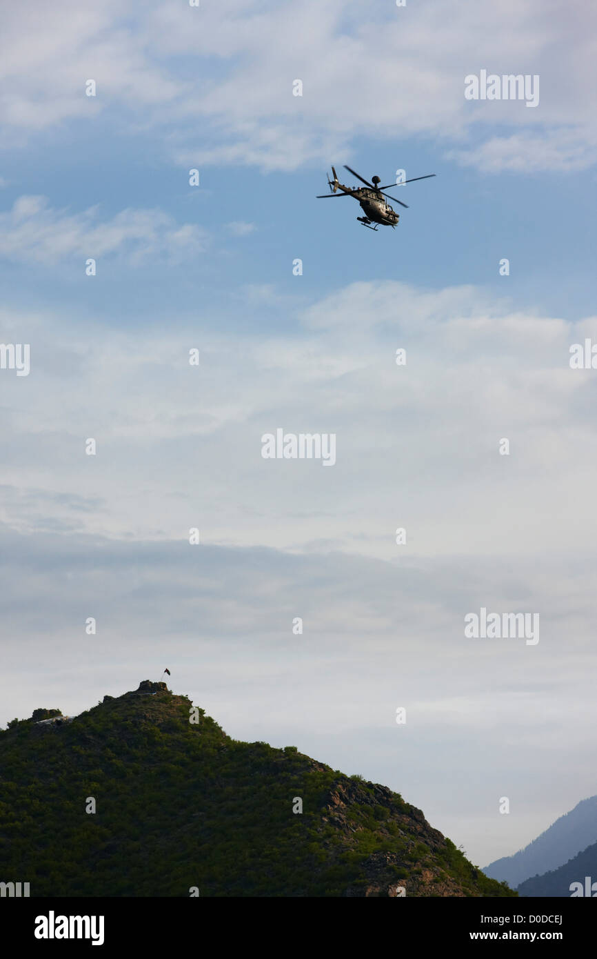 L'ARMÉE AMÉRICAINE OH-58 Kiowa Warrior vole au-dessus un poste d'observation Banque D'Images
