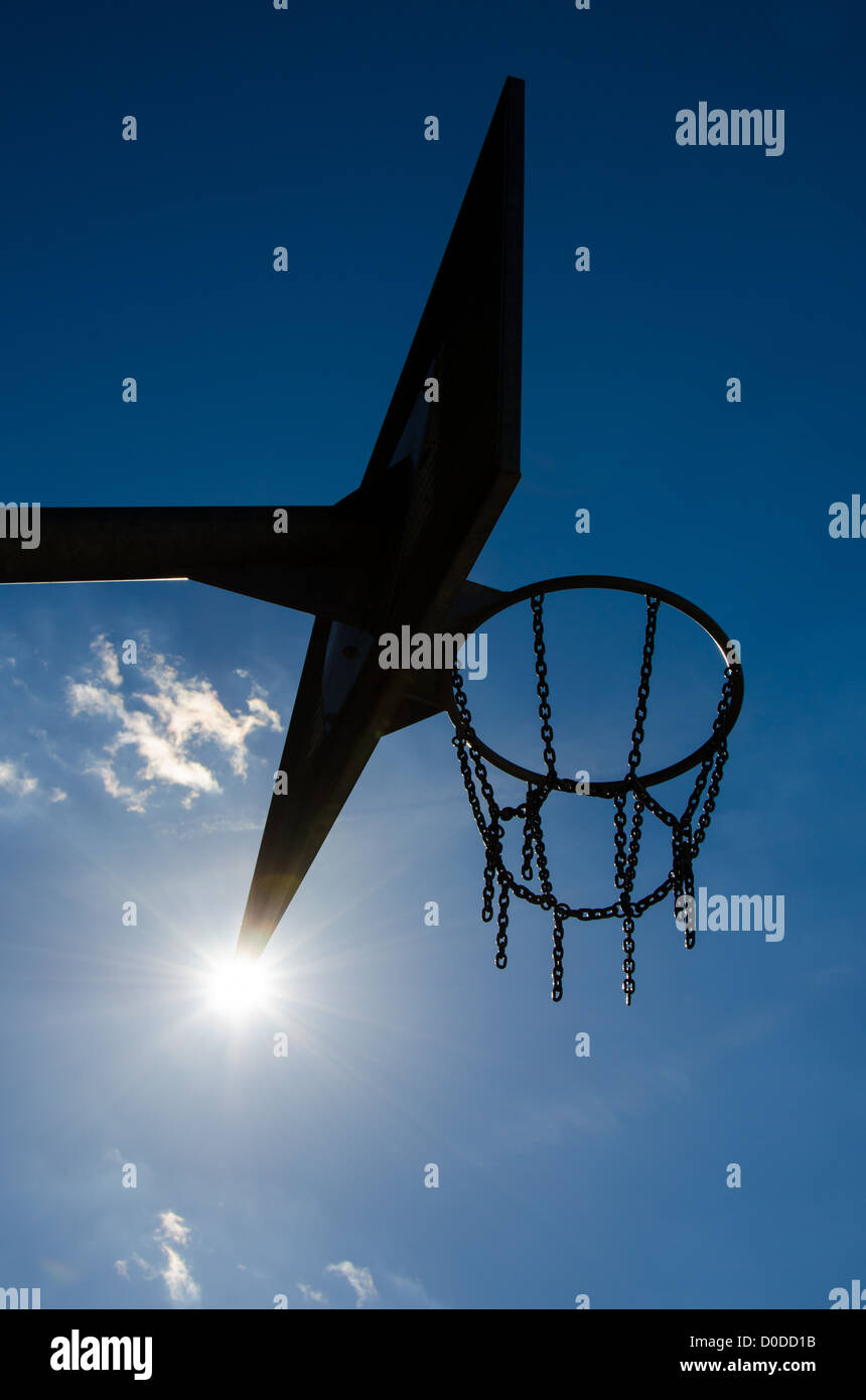 Silhouette d'UN panier de basket-ball avec chaînes et soleil brillant Banque D'Images