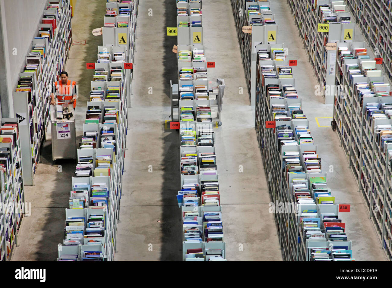 Centre LOGISTIQUE DE LA SOCIÉTÉ DE VENTE PAR INTERNET AMAZON.COM SARAN LOIRET (45) Banque D'Images