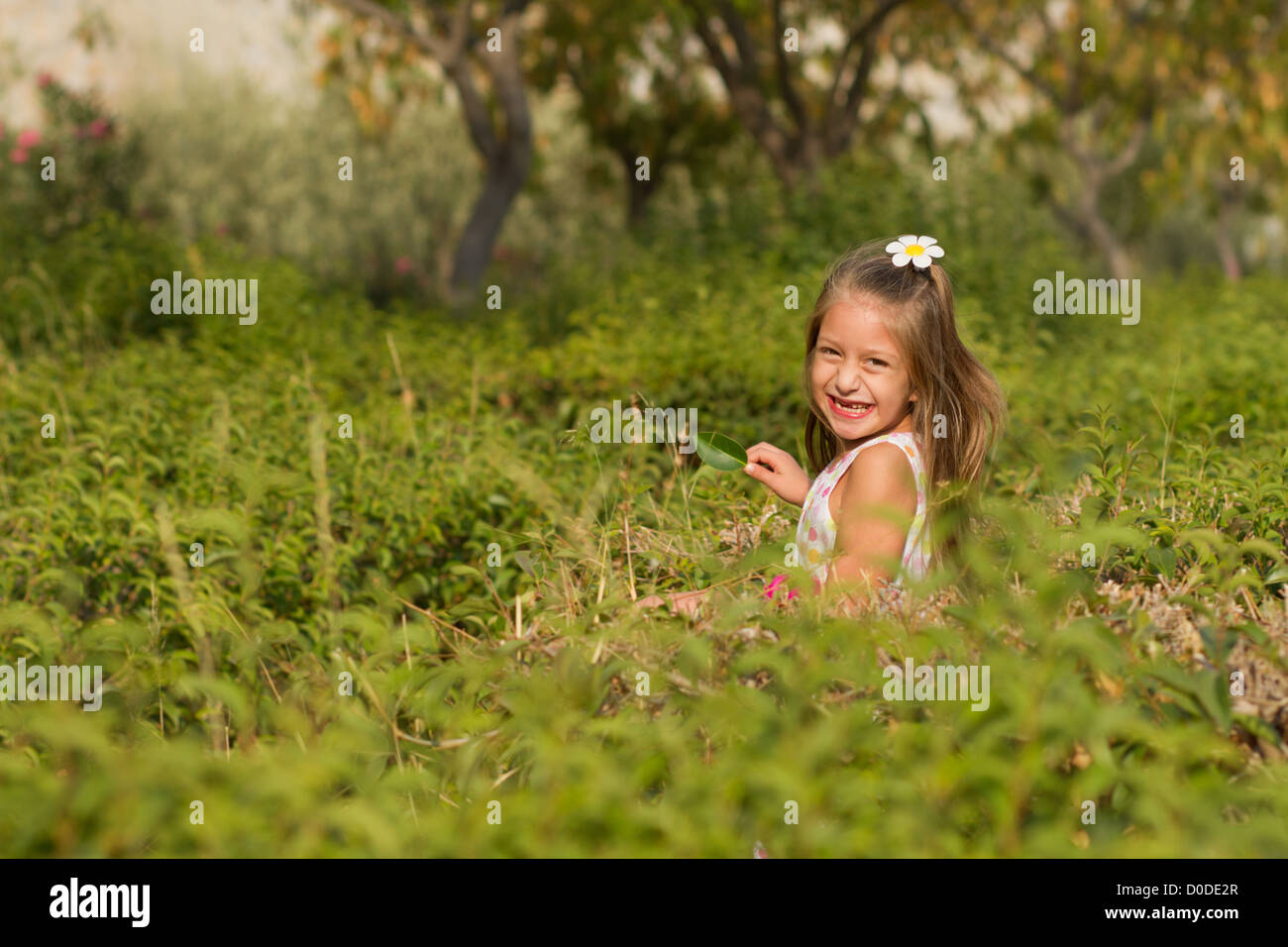 Jolie petite fille courir dans le parc, au jour d'été lumineux Banque D'Images