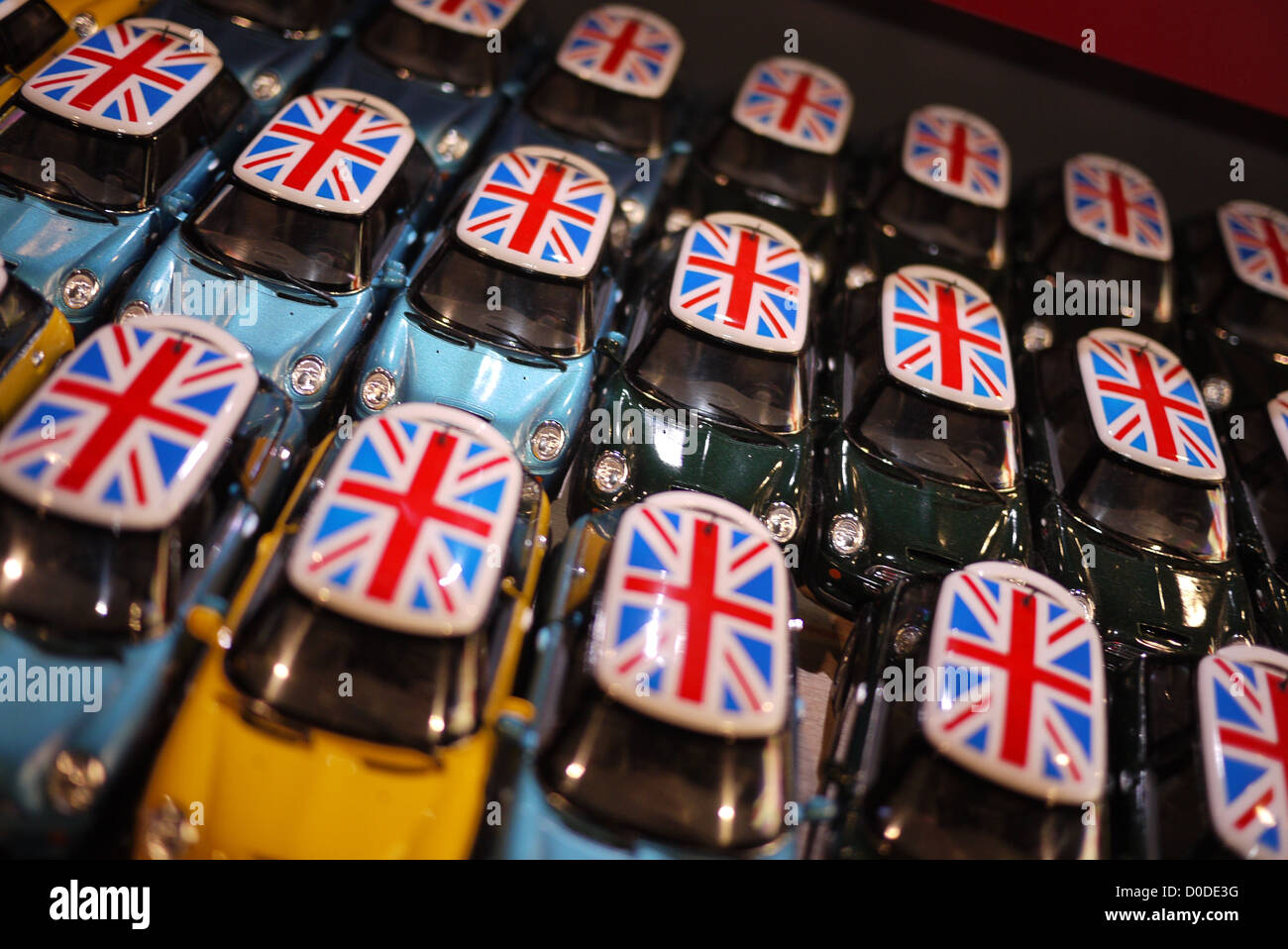 Mini-voitures jouet avec union jack sur le toit Banque D'Images