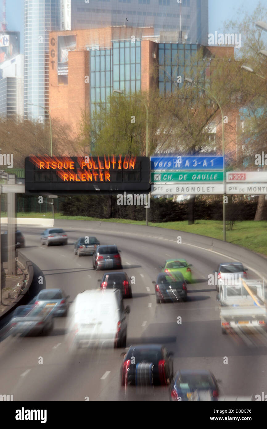 Alerte à la POLLUTION DE L'AIR LA CIRCULATION SUR LE PÉRIPHÉRIQUE PARISIEN LA POLLUTION URBAINE PARIS (75) FRANCE Banque D'Images