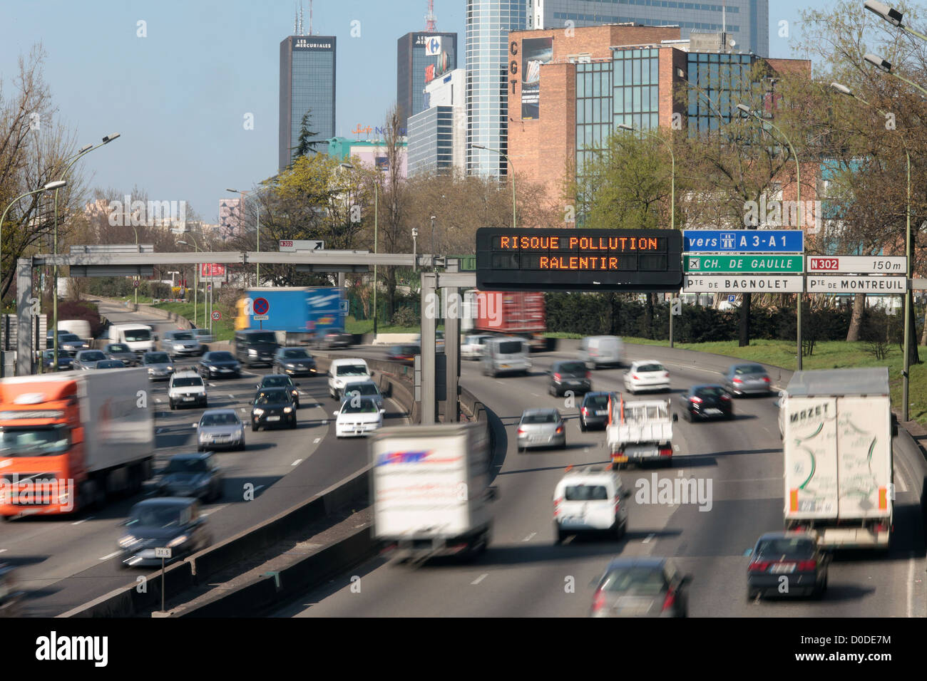 Alerte à la POLLUTION DE L'AIR LA CIRCULATION SUR LE PÉRIPHÉRIQUE PARISIEN LA POLLUTION URBAINE PARIS (75) FRANCE Banque D'Images