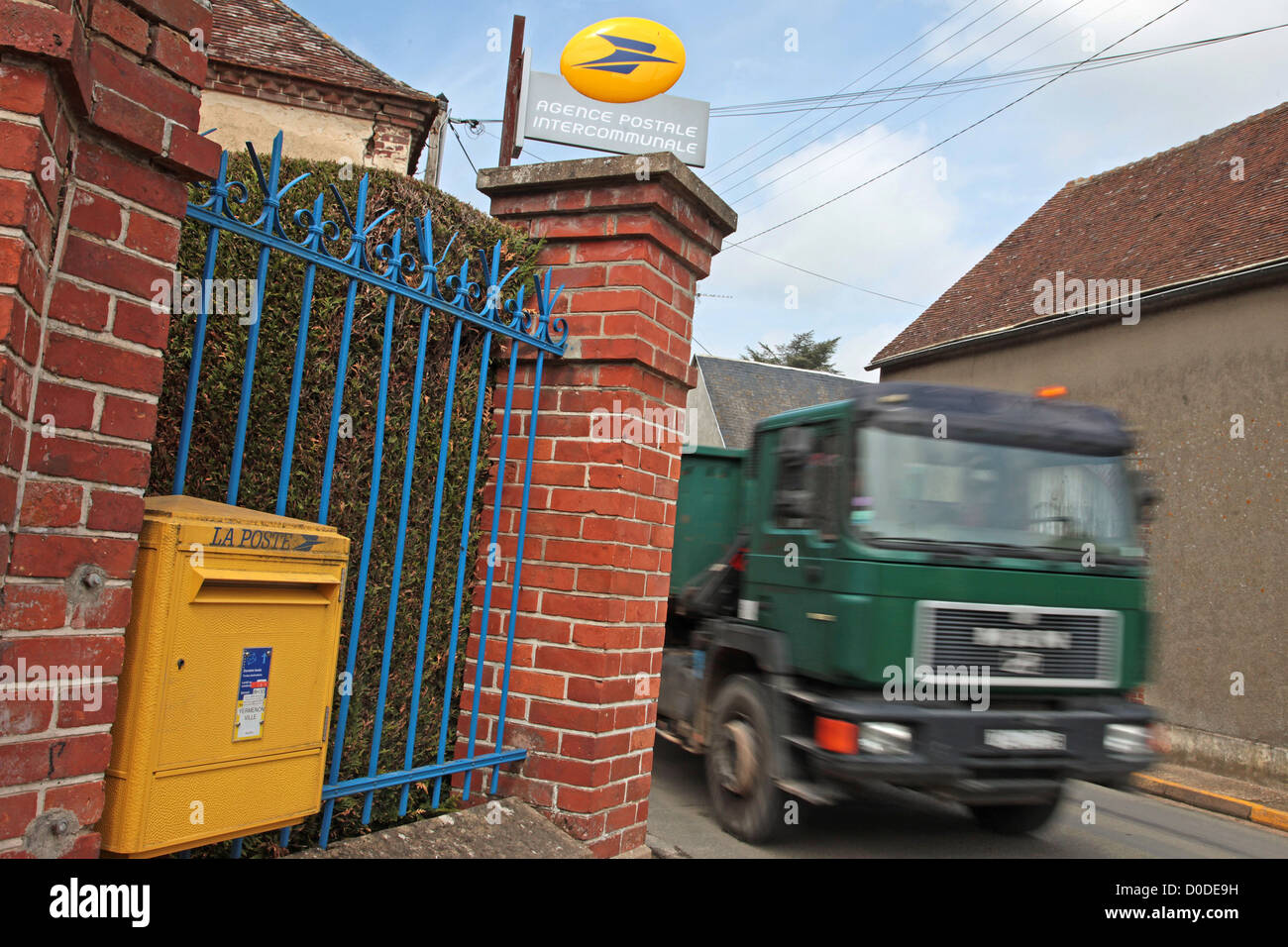 Bureau de poste AGENCE POSTALE INTERCOMMUNAUTAIRE DANS UNE COMMUNE RURALE'YERMENONVILLE (28) FRANCE Banque D'Images