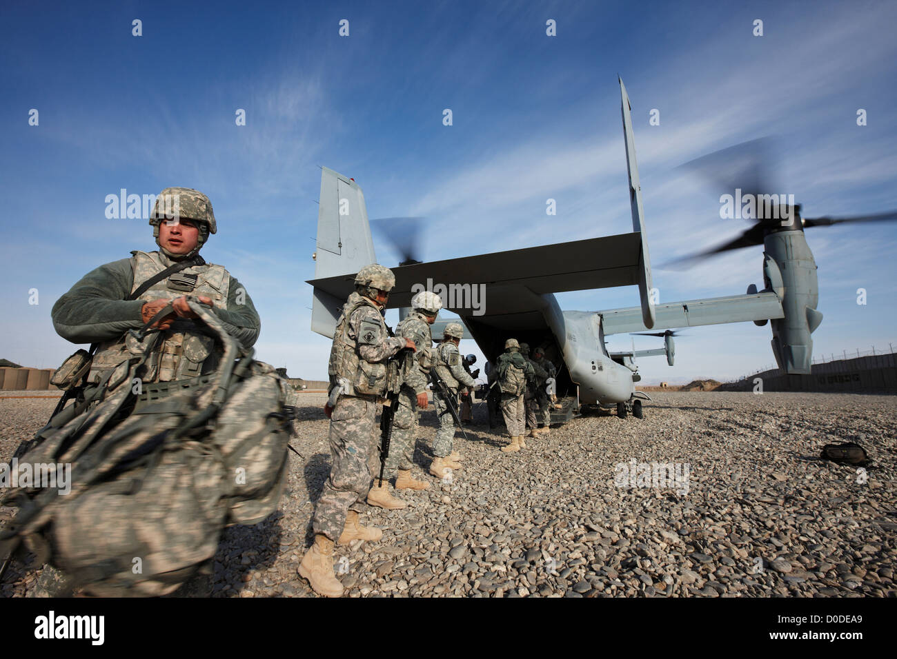 Soldats américains de déchargement d'un Corps des Marines MV-22 Osprey à un poste de combat dans la province de Helmand, en Afghanistan. Banque D'Images