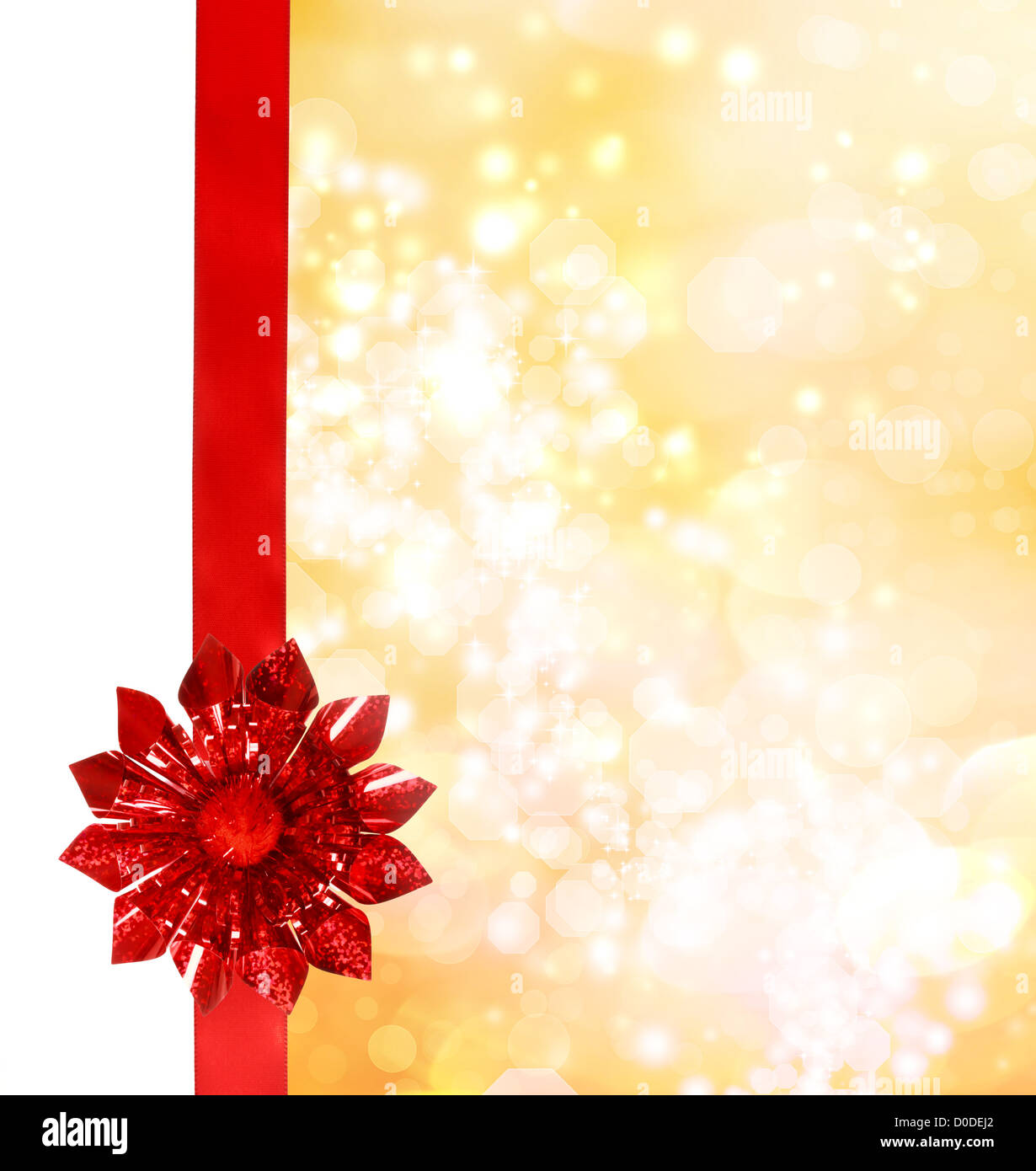 Arc rouge et ruban avec lumières fond flou d'Or Banque D'Images