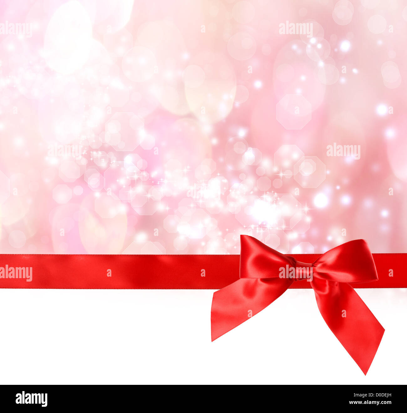 Arc rouge et ruban avec lumières fond flou Banque D'Images