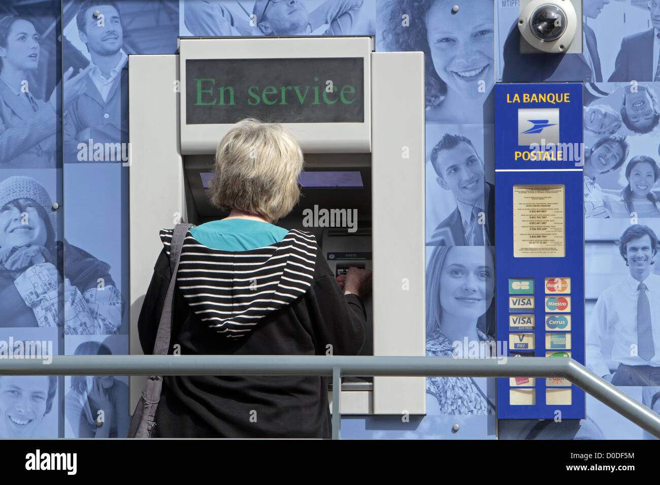 Distributeur automatique de billets À L'OFFICE DE POSTE SAINT-MAURICE VAL-de-Marne (94) ILE-DE-FRANCE FRANCE Banque D'Images