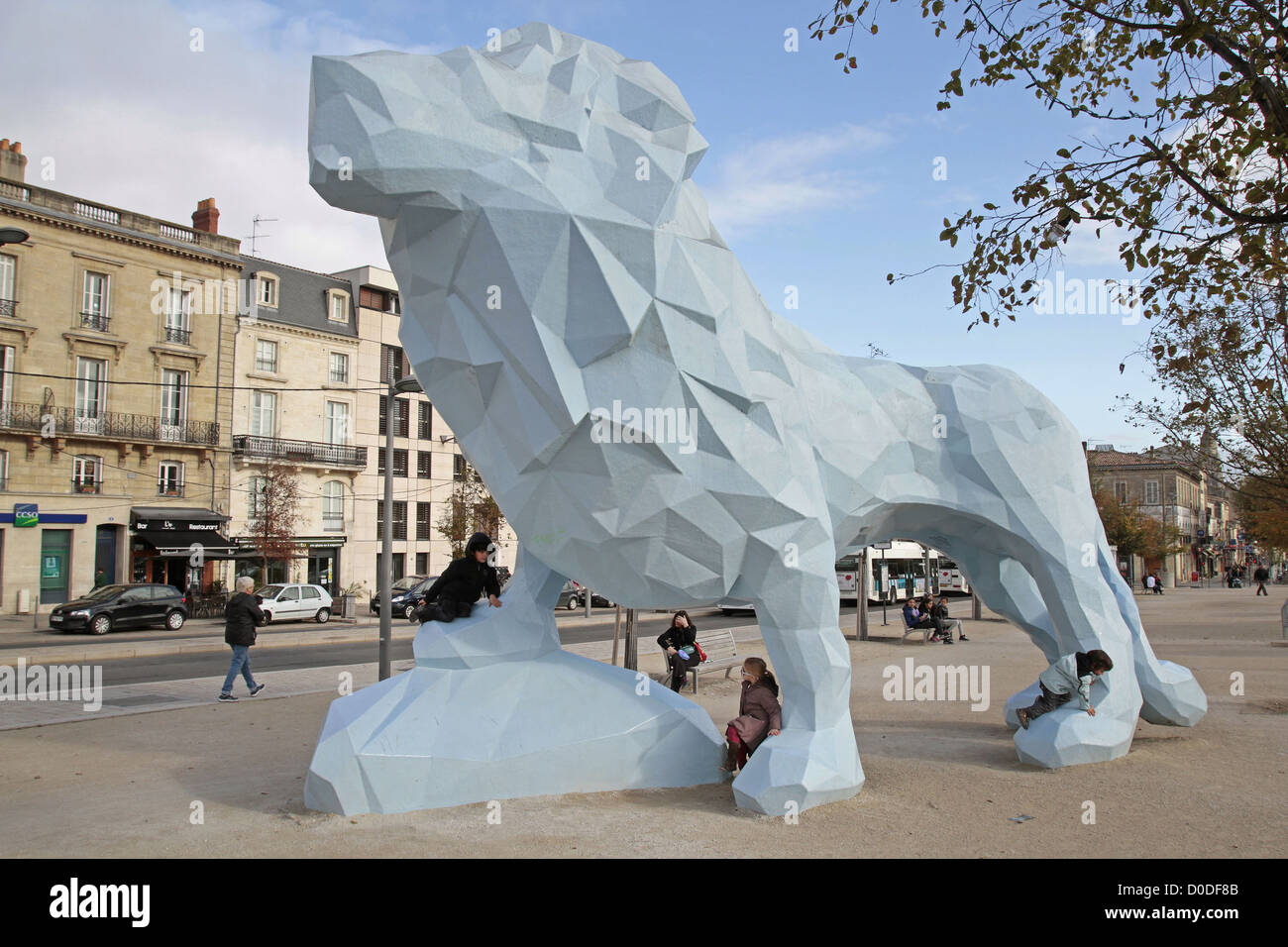 Le BLUE LION sculpture monumentale en style brutaliste Xavier Veilhan inaugurée en 2005 SUR LA PLACE STALINGRAD BORDEAUX GIRONDE Banque D'Images