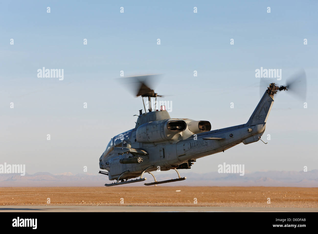Un Corps des Marines américains AH-1W Super Cobra lance du Camp Bastion, dans la province d'Helmand, au sud de l'Afghanistan. Banque D'Images