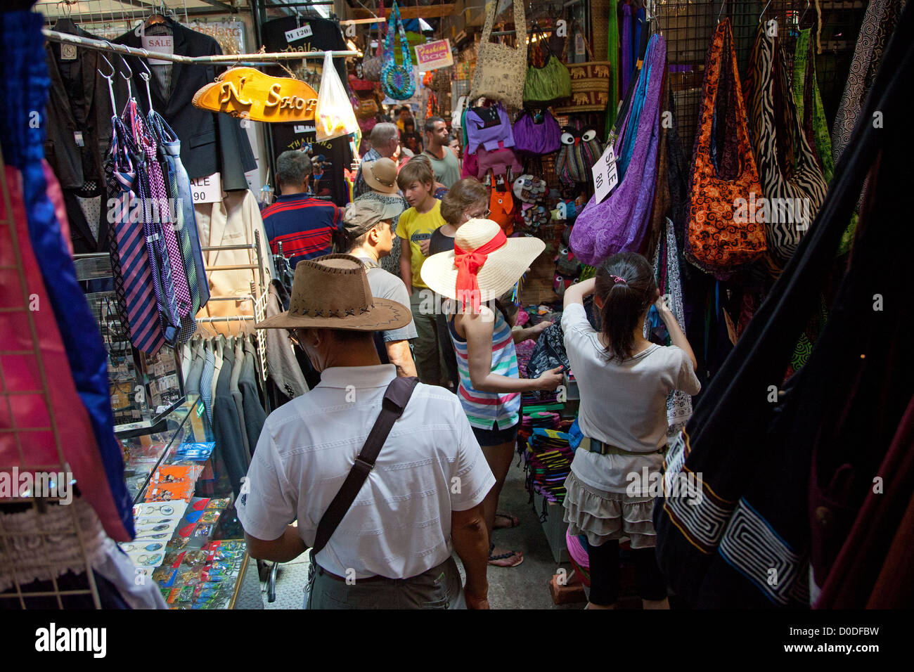 Boutique d'accessoires de mode Chatuchak Weekend Market LE PLUS GRAND MARCHÉ EN ASIE s'étend sur 30 ACRES BANGKOK THAÏLANDE Banque D'Images