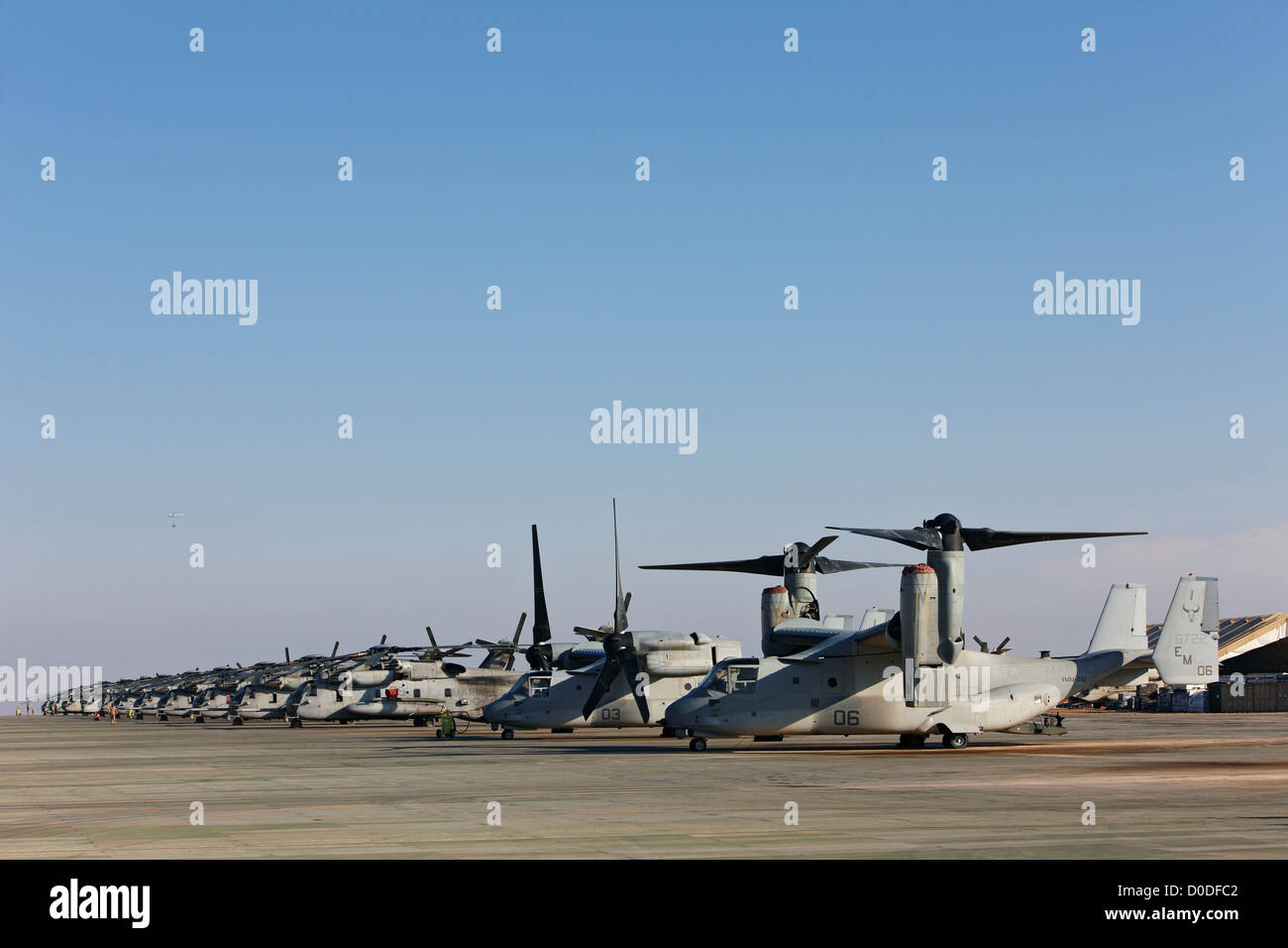 Une ligne de Corps des Marines MV-22 Ospreys et hélicoptères CH-53 à Camp Bastion, dans la province d'Helmand, au sud de l'Afghanistan. Banque D'Images