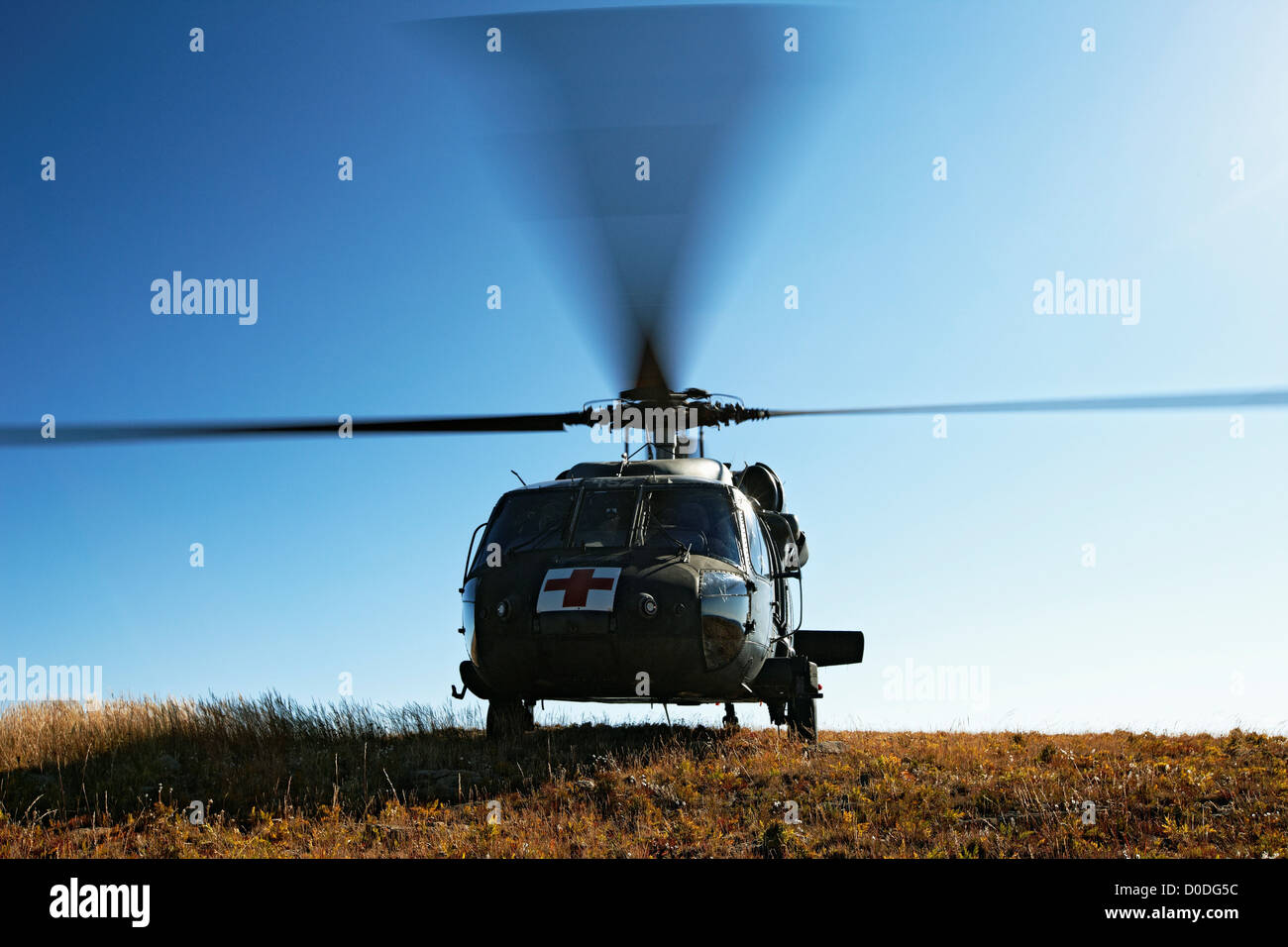 Un hélicoptère Blackhawk Sikorsky UH60 configuré vols MEDEVAC tourne la zone d