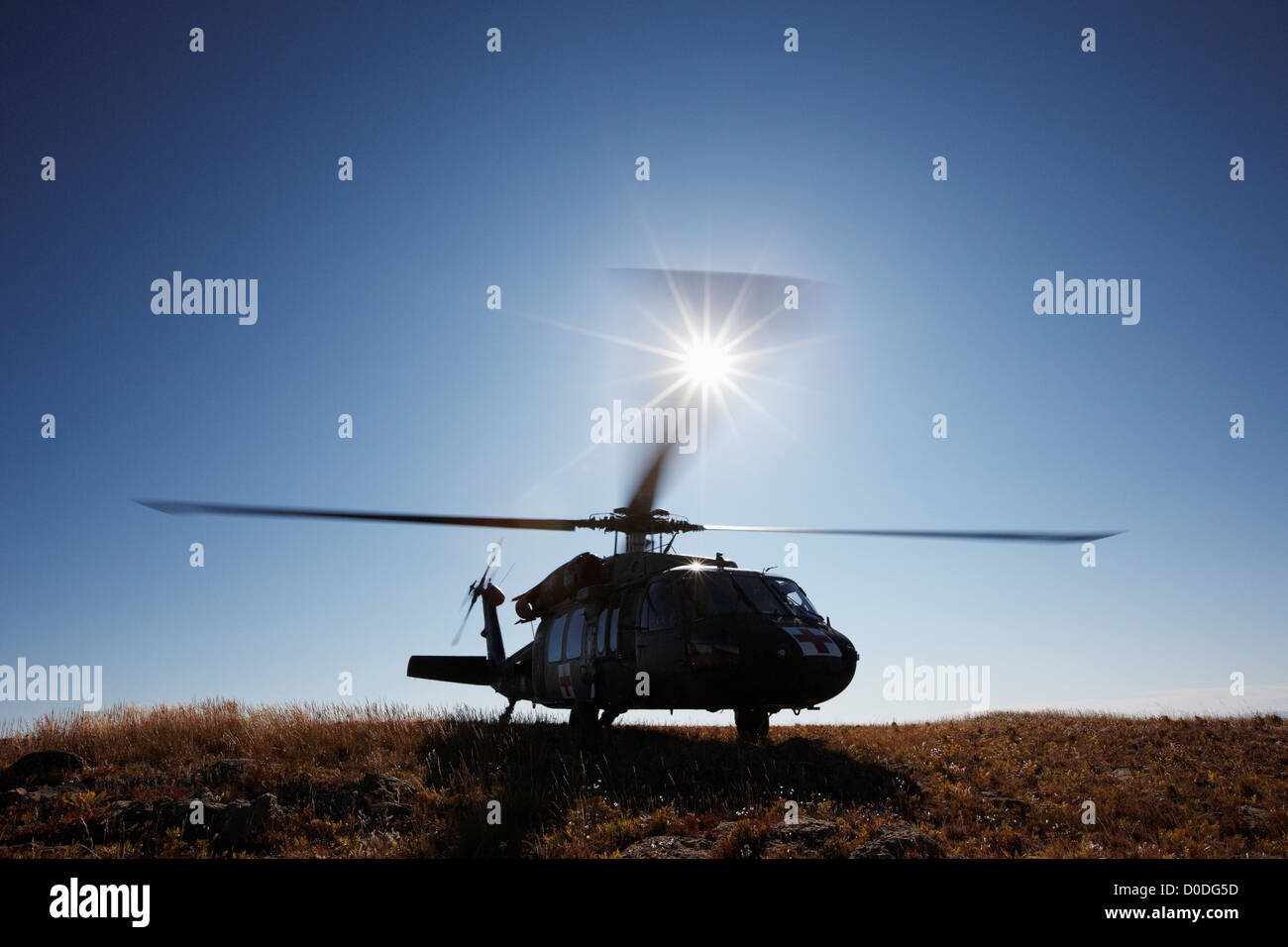 Un hélicoptère Blackhawk Sikorsky UH60 configuré vols MEDEVAC tourne la zone d