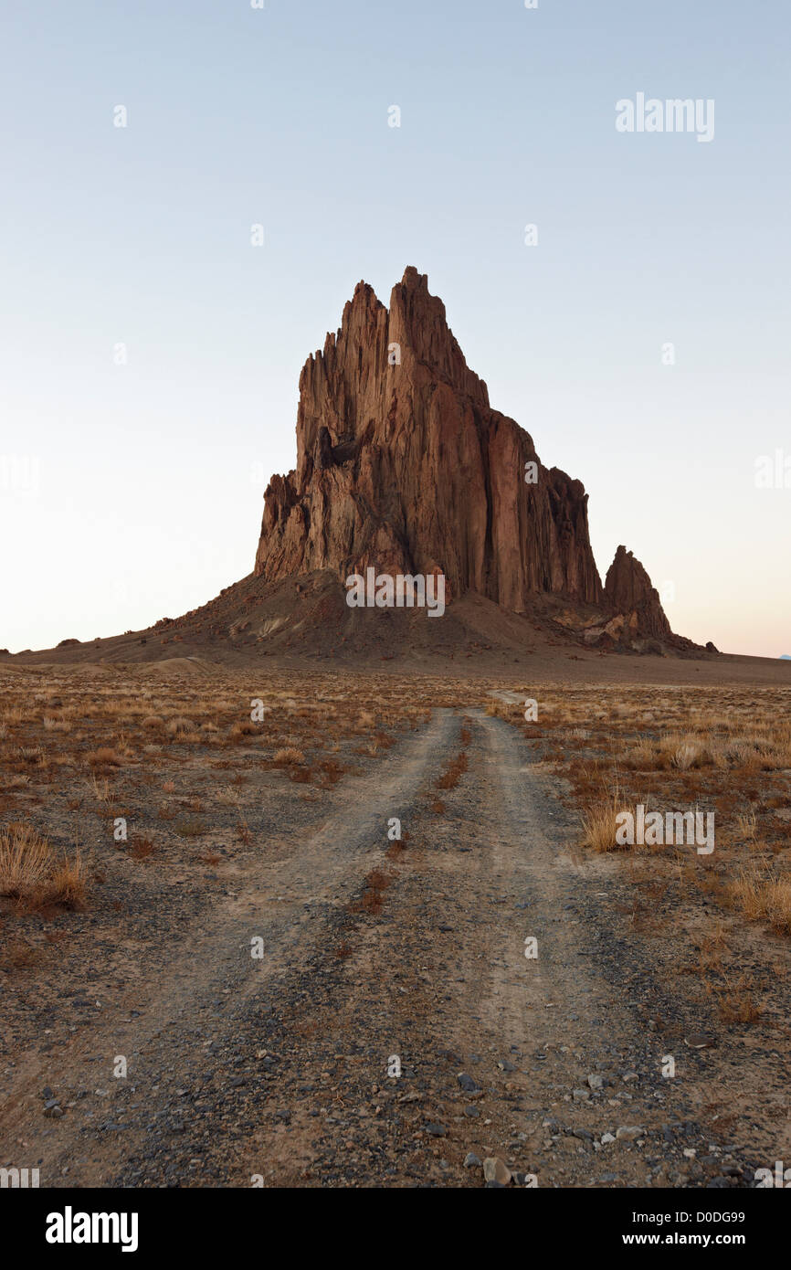 Route de terre à deux rails de Shiprock ci-dessous Banque D'Images