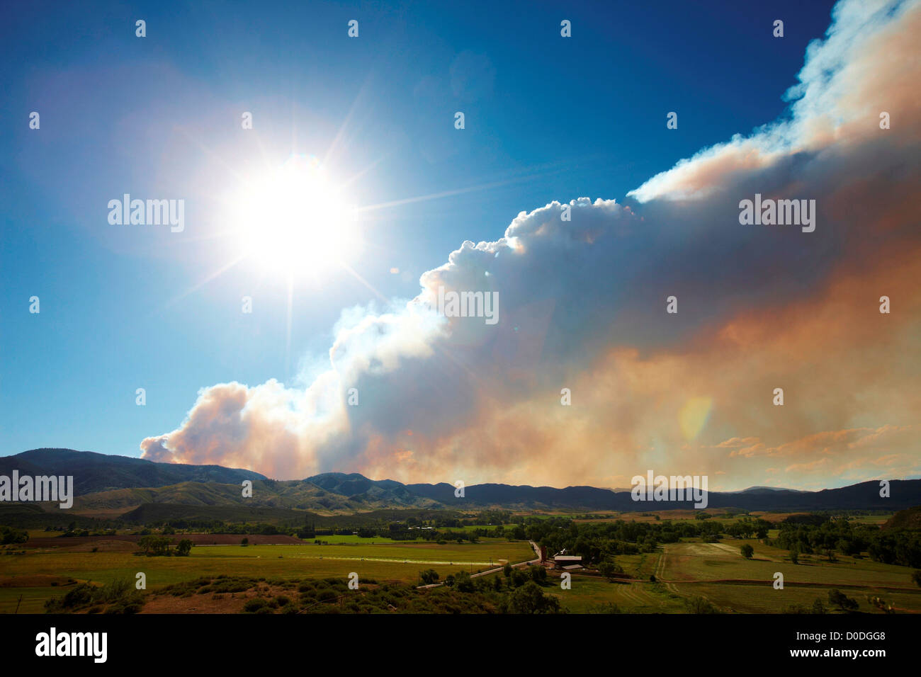 Panache de fumée s'élève de rage mountain wildfire, Colorado, USA Banque D'Images