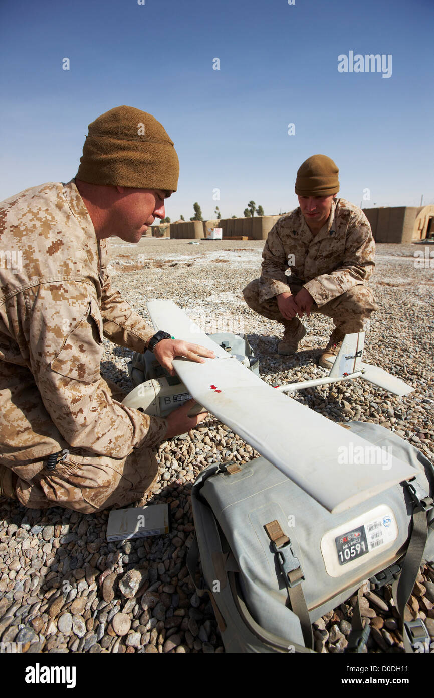 United States Marines assembler Aerovironment RQ-11 Raven-B véhicule aérien base d'opérations en Afghanistan. Banque D'Images