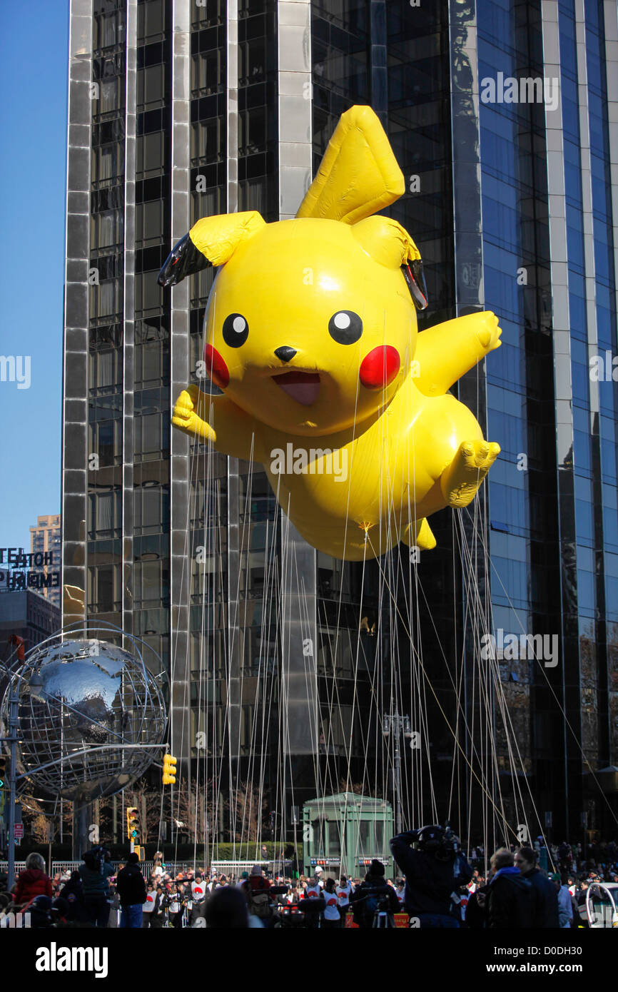 Pikachu Pokeman balloon passe à Columbus Circle duirng Macy's Thanksgiving Day Parade à New York, le Jeudi, Novembre 22, 2012. Banque D'Images