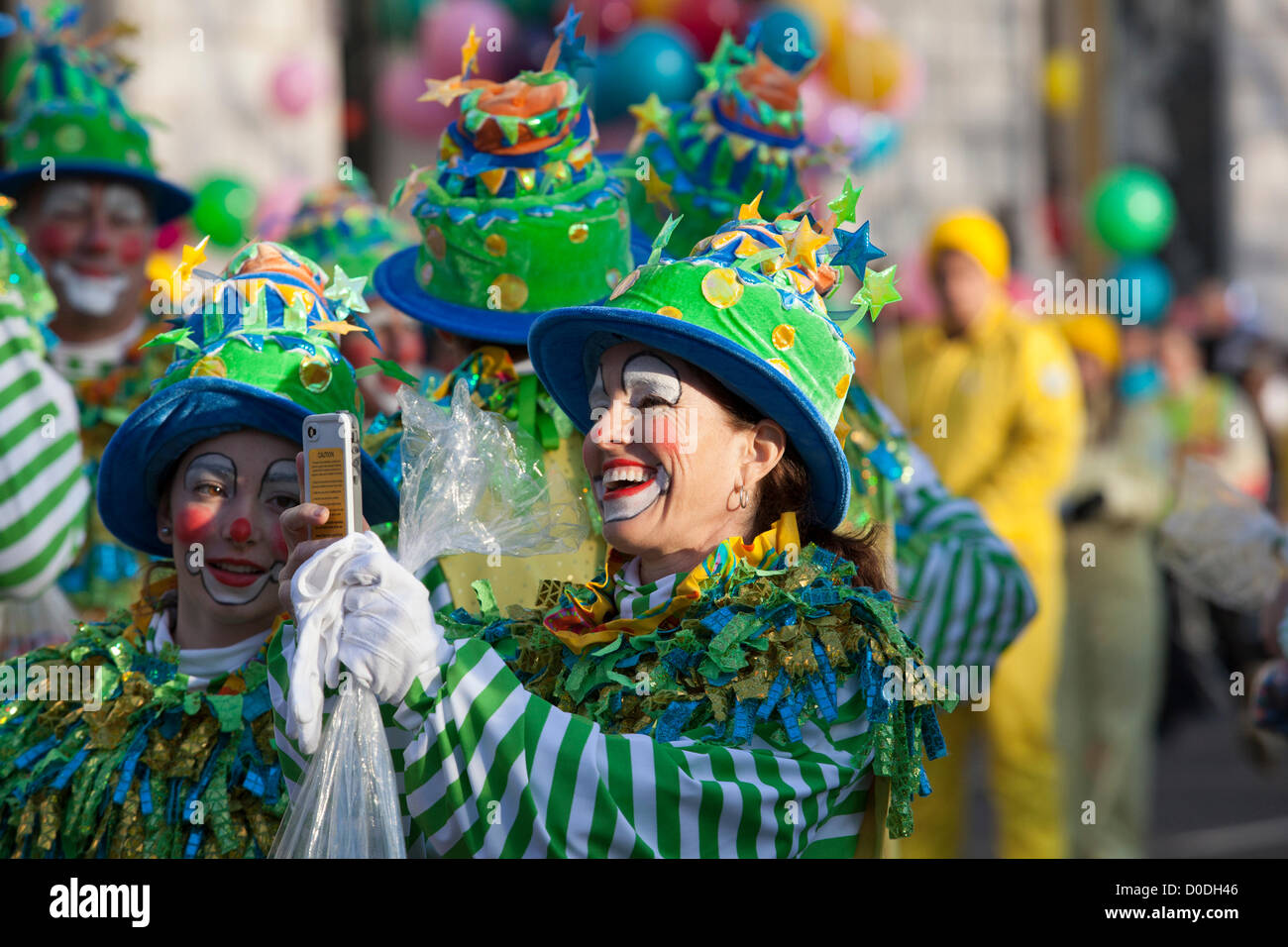 Interprète de la prise d'une photo avant le début de Macy's Thanksgiving Day Parade à New York, le Jeudi, Novembre 22, 2012. Banque D'Images