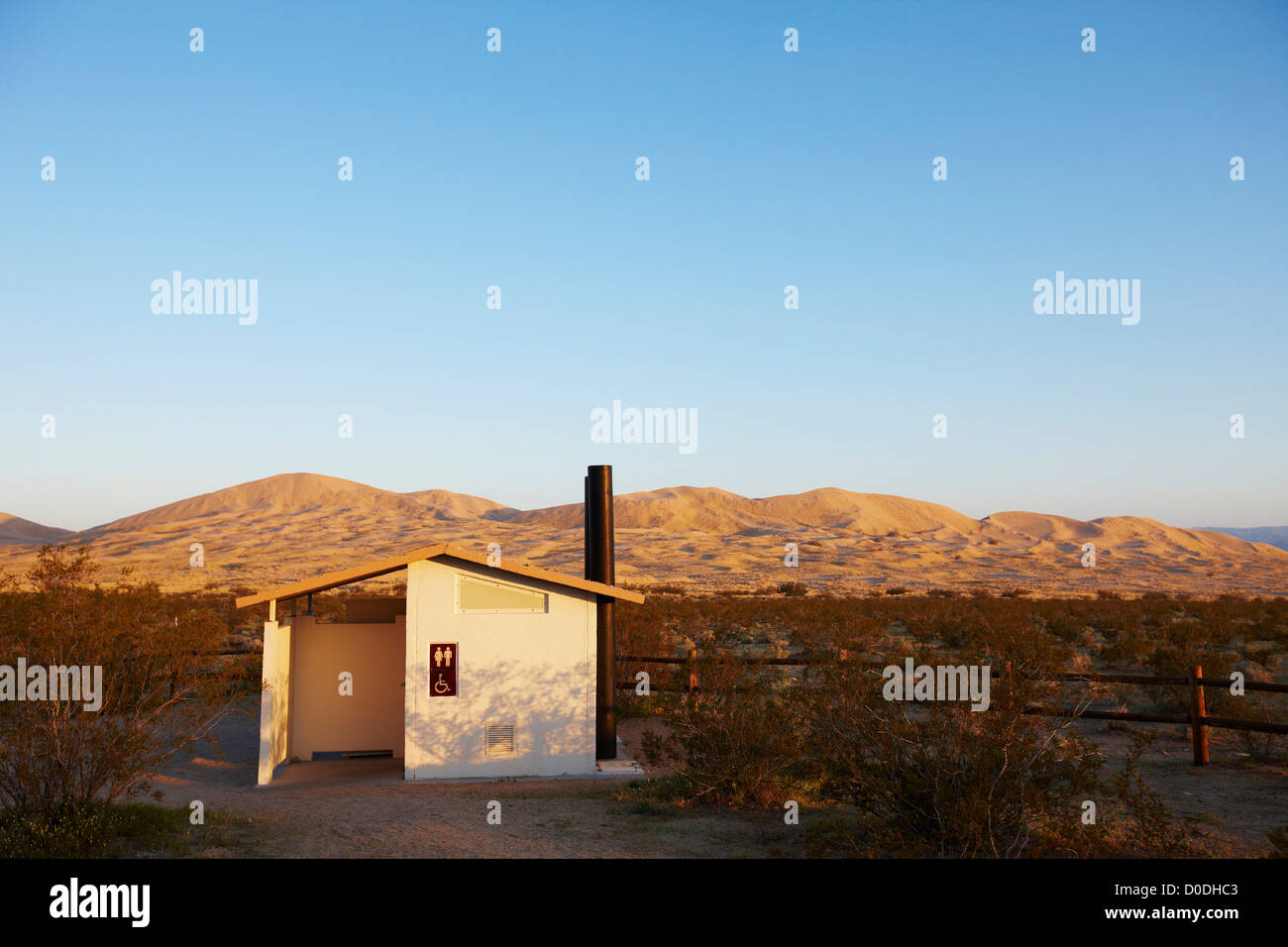 Toilettes sèches, Californie Dunes Kelso ci-dessous Banque D'Images