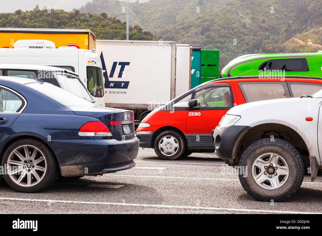 Les voitures, les camions et remorques de la queue aux quais de Picton, d'attente pour le ferry de Wellington. Banque D'Images