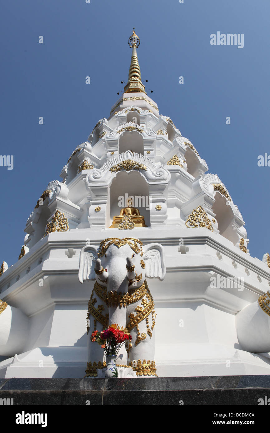 Stupa blanc dans le Wat Klang Wiang, un temple bouddhiste à Chiang Rai, Thaïlande, Asie Banque D'Images