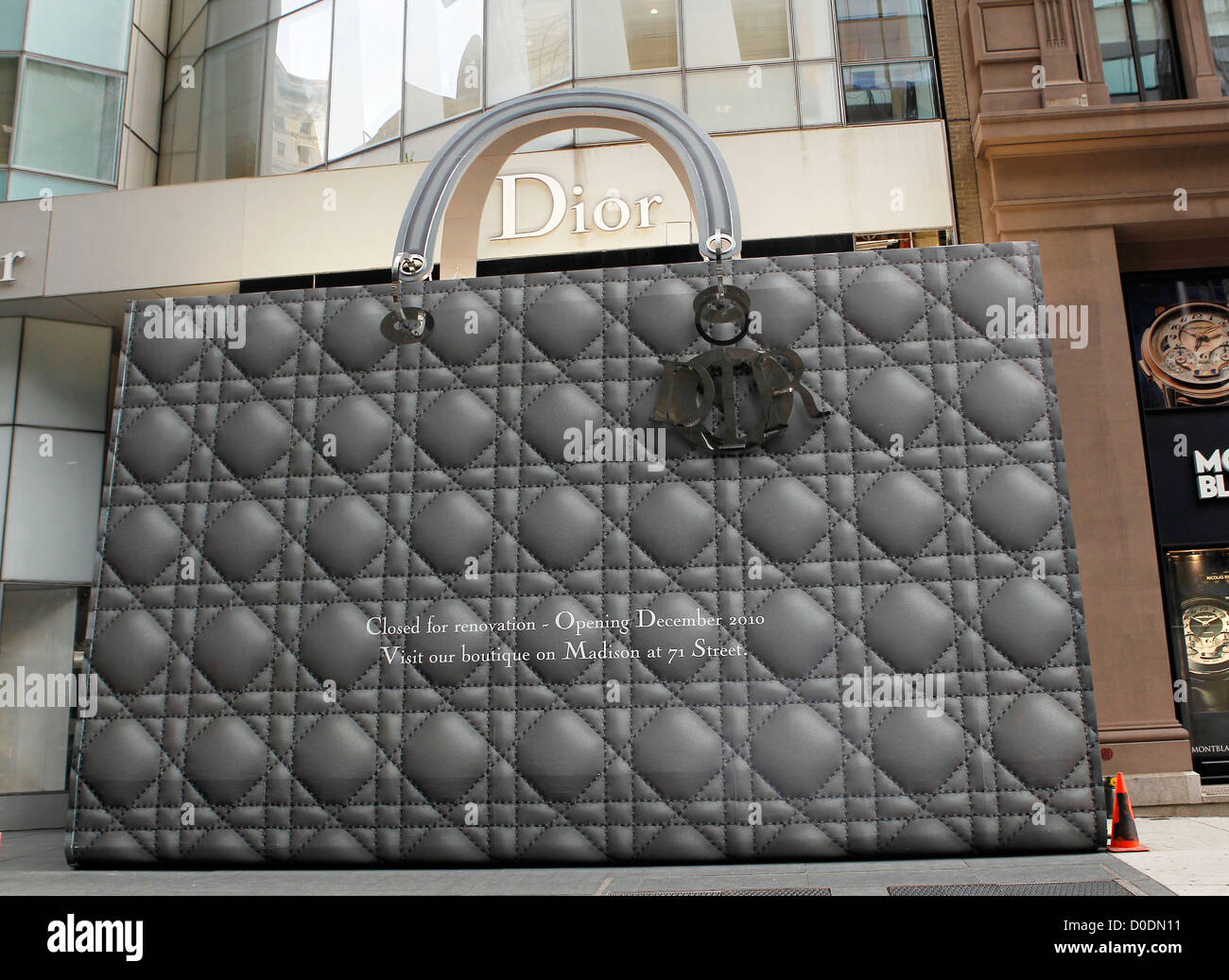 Sac à main Dior géant fans pouvez fête leurs yeux sur ce sac géant qui orne  l'entrée de l'étiquette Photo Stock - Alamy
