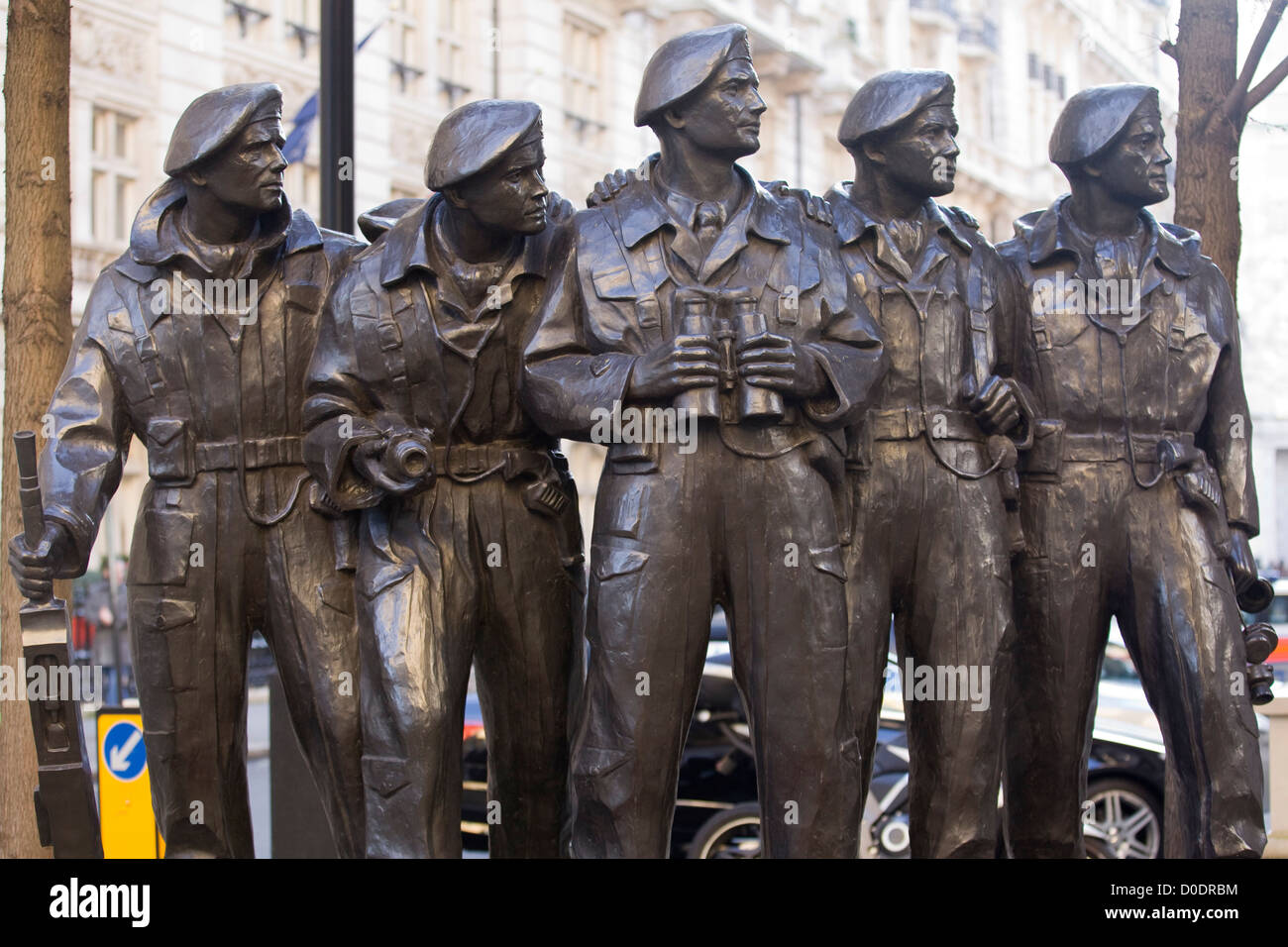 Royal Tank Regiment Statue 'De la boue par le sang pour les champs verts au-delà" par Vivien Mallock Banque D'Images