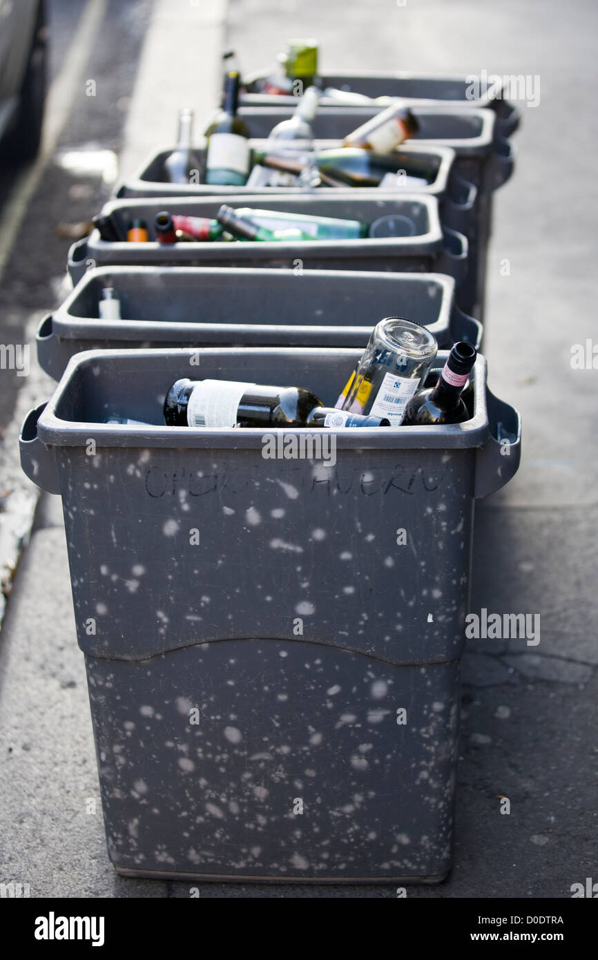 Verre de recyclage des bouteilles de vin dans un bac de recyclage à la disposition Banque D'Images