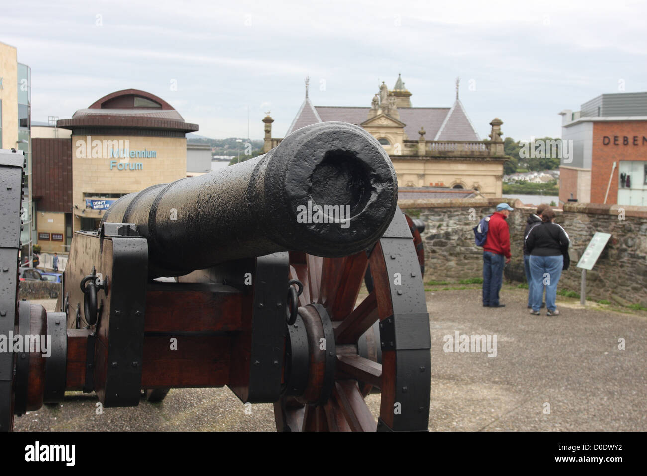 Canons à Newgate Bastion sur les murs de la ville Londonderry en Irlande du Nord Banque D'Images