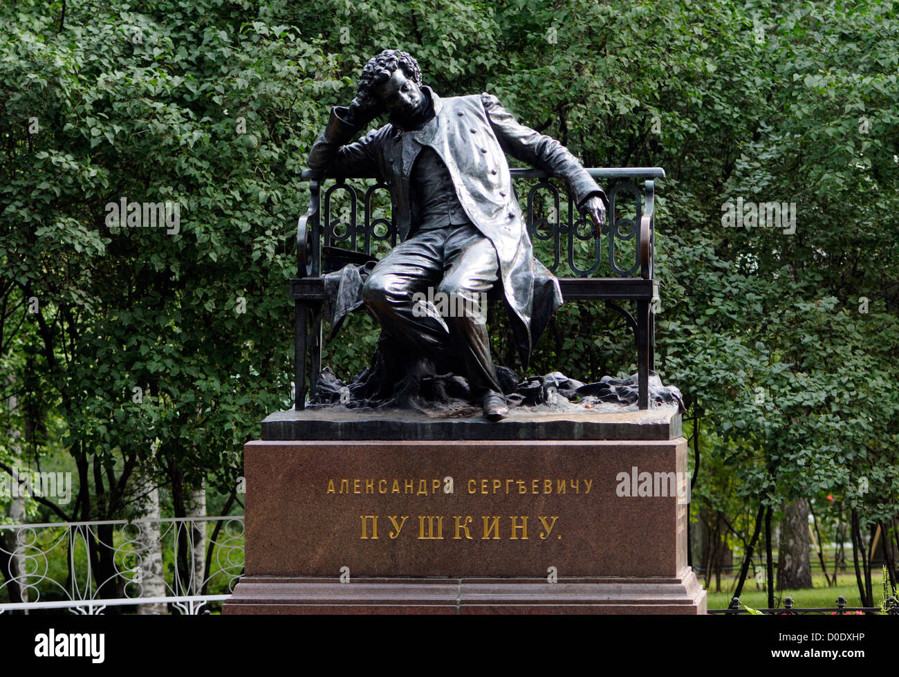Statue en bronze d'Alexandre Sergueïevitch Pouchkine dans les jardins publics à Pouchkine. Saint-pétersbourg, Russie Banque D'Images