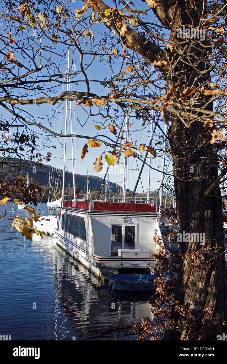 Un bateau amarré sur un quartier calme de la rive du lac Windermere dans le Parc National du Lake District, Cumbria, Angleterre. Banque D'Images